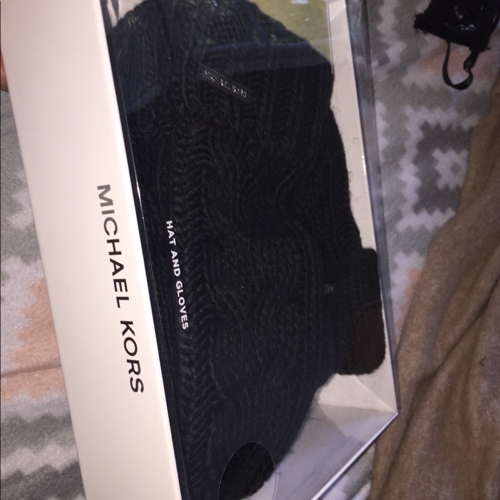 Michael Kors hat and gloves - Picture 5 of 6